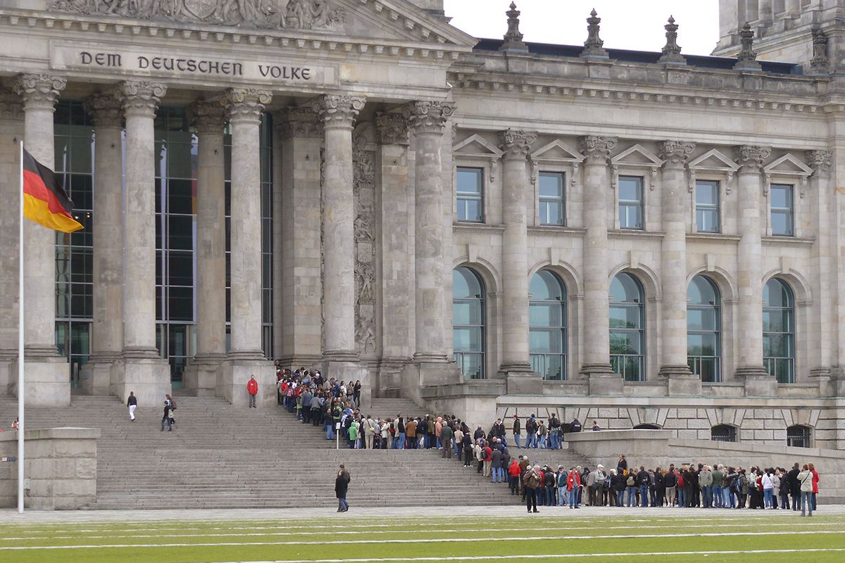 Berlin - Besucher am Reichstag